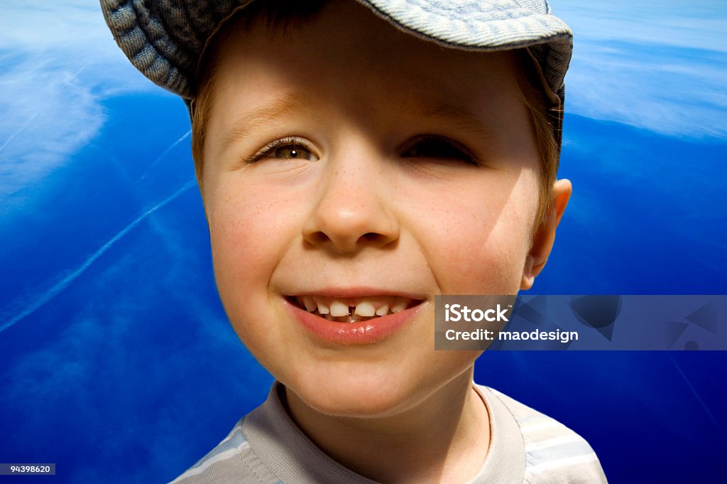 Мальчик и неба - Стоковые фото Бейсболка роялти-фри