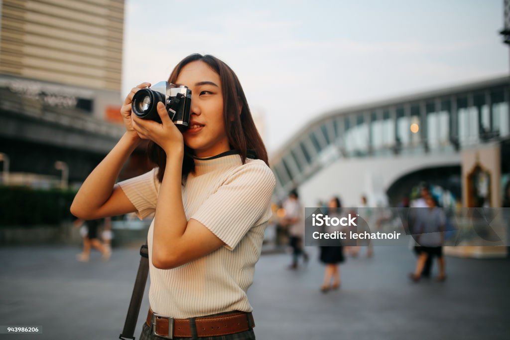 Voyageur de la jeune femme asiatique dans le quartier du centre-ville de Bangkok, tenant un appareil photo argentique vintage - Photo de Adolescent libre de droits