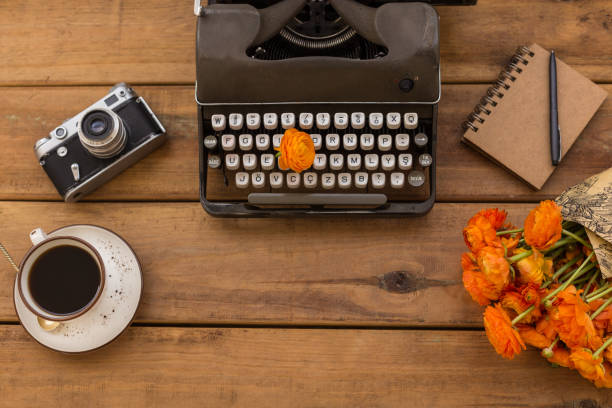 escrevendo na temporada de primavera. flatlay com máquina de escrever retrô, laranja - typewriter sepia toned old nostalgia - fotografias e filmes do acervo