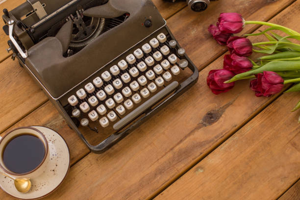escrevendo na primavera.  flatlay com a máquina de escrever retrô e tulipas - typewriter old sepia toned nostalgia - fotografias e filmes do acervo