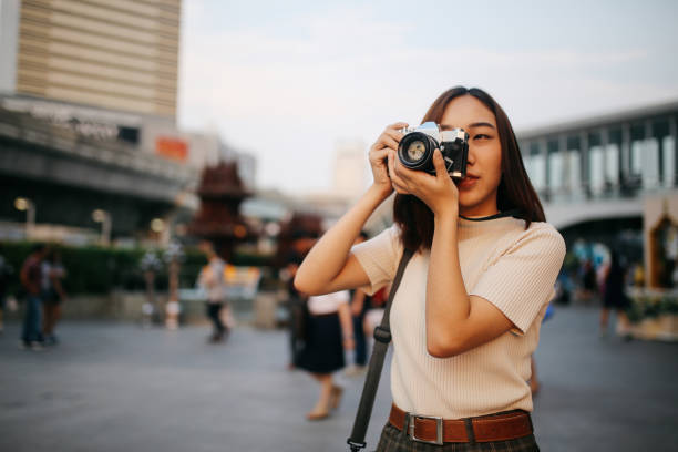 빈티지 필름 카메라를 들고 방콕 시내 지구에서 젊은 아시아 여자 여행자 - photographing 뉴스 사진 이미지