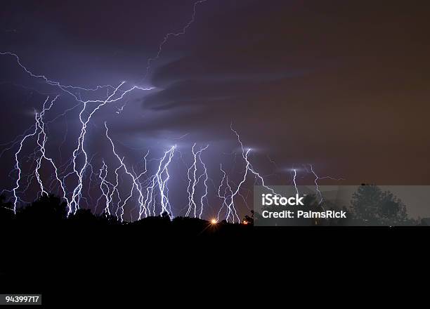 Relâmpagos De Uma Tempestade Com Trovoadaweather Condition - Fotografias de stock e mais imagens de Chuva