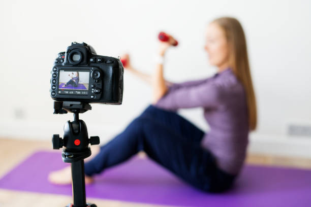 vlogger feminino gravação esportes relacionados com a transmissão em casa - women home video camera camera vitality - fotografias e filmes do acervo