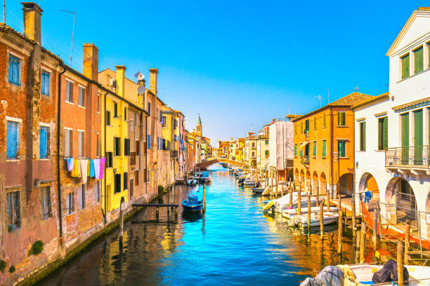 ville de chioggia dans la lagune vénitienne, eau canal et église. veneto, italie - chioggia photos et images de collection