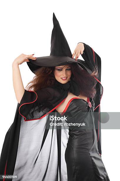 Schöne Junge Hexe Für Halloween Stockfoto und mehr Bilder von Attraktive Frau - Attraktive Frau, Blick in die Kamera, Bühnenkostüm