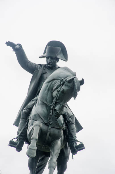馬にナポレオンの像 - napoleon bonaparte ストックフォトと画像