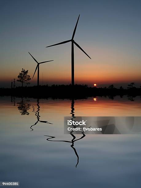 Atardecer Turbinas Eólicas Foto de stock y más banco de imágenes de Aerogenerador - Aerogenerador, Agua, Amistad