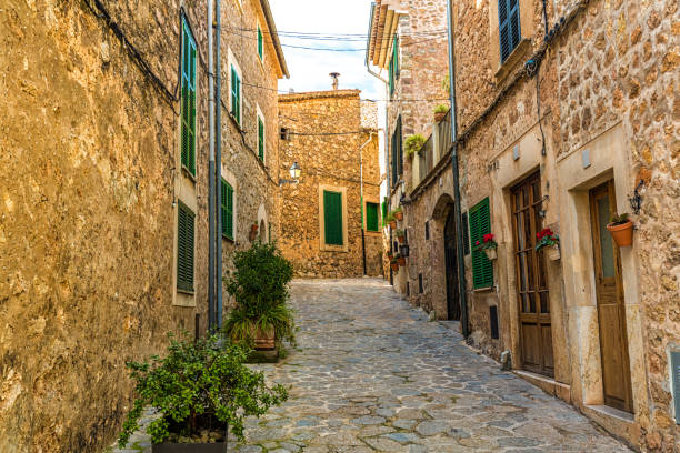 istock Small street in Mallorca 944022964