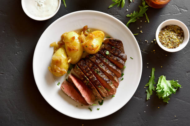 stek wołowy z ziemniakami - steak meat gourmet beef zdjęcia i obrazy z banku zdjęć