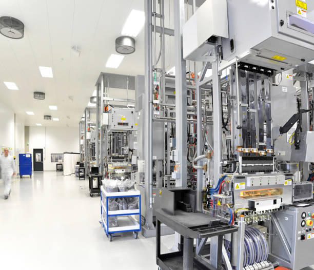 high tech industrie - production of solar cells - production rooms and machines - industrie imagens e fotografias de stock