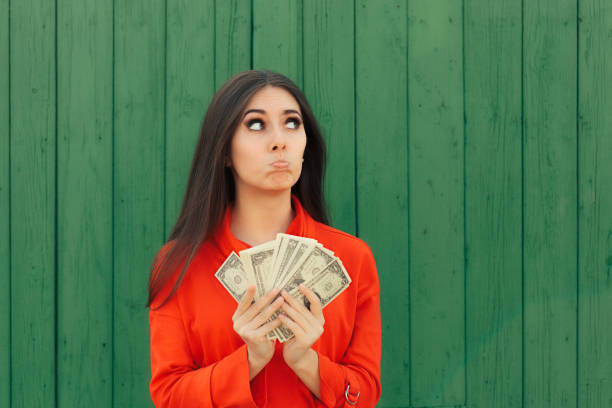 chica ocasional divertida celebración dinero listo para pagar - low paid fotografías e imágenes de stock