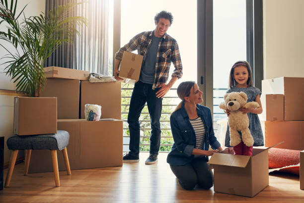 istock Everybody helping out on moving day 944039384