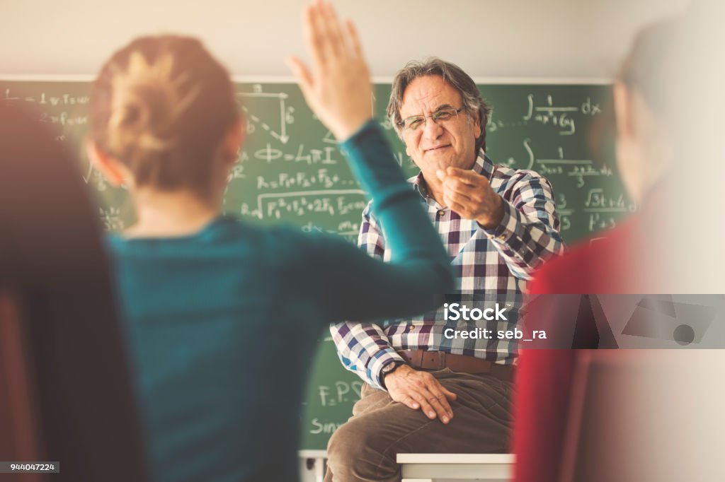 Insegnante che dà lezioni in classe - Foto stock royalty-free di Insegnante