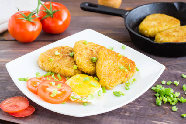papas crocantes, pollo huevo y tomates en un plato - hash brown gold food vegetable fotografías e imágenes de stock