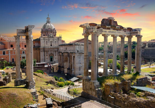 templos y ruinas del forum romano - imperial italy rome roman forum fotografías e imágenes de stock