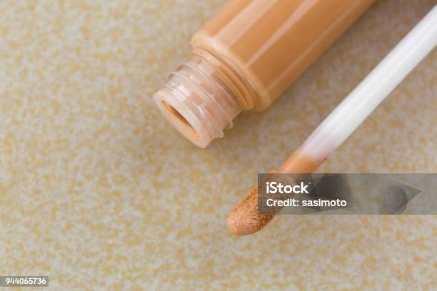 Doevoet Applicator Naast Buis Van Romige Concealer Hoge Dekking Te Verbergen Vlekken Smetten Stockfoto en meer beelden van Concealer