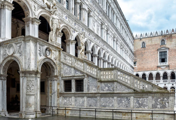 gigante 's escalera del palacio de doge en venecia, italia - doges palace palazzo ducale staircase steps fotografías e imágenes de stock