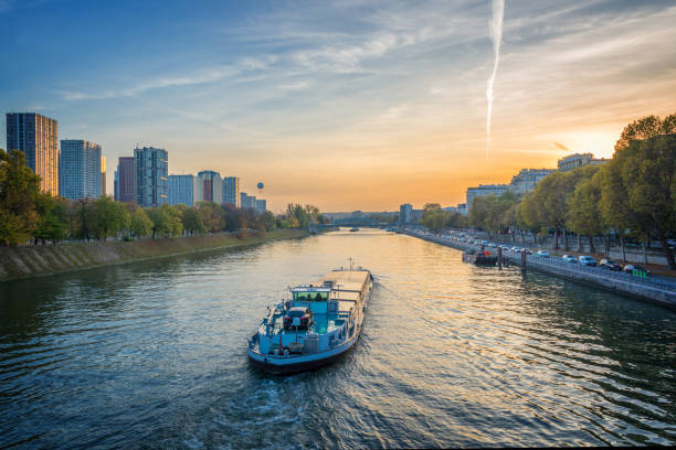 barge on the river seine at sunset, paris france - narrow boat imagens e fotografias de stock