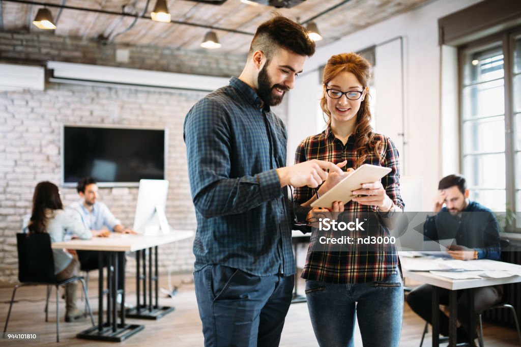 Retratos de arquitectos tener discusión en la oficina - Foto de stock de Cotrabajo libre de derechos