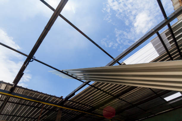 feuilles gris metal roofing sont installés. - roof lightweight industry architecture photos et images de collection