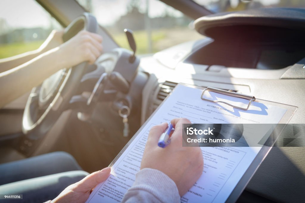 Examinador de relleno en forma de examen licencia de conducir - Foto de stock de Conducir libre de derechos