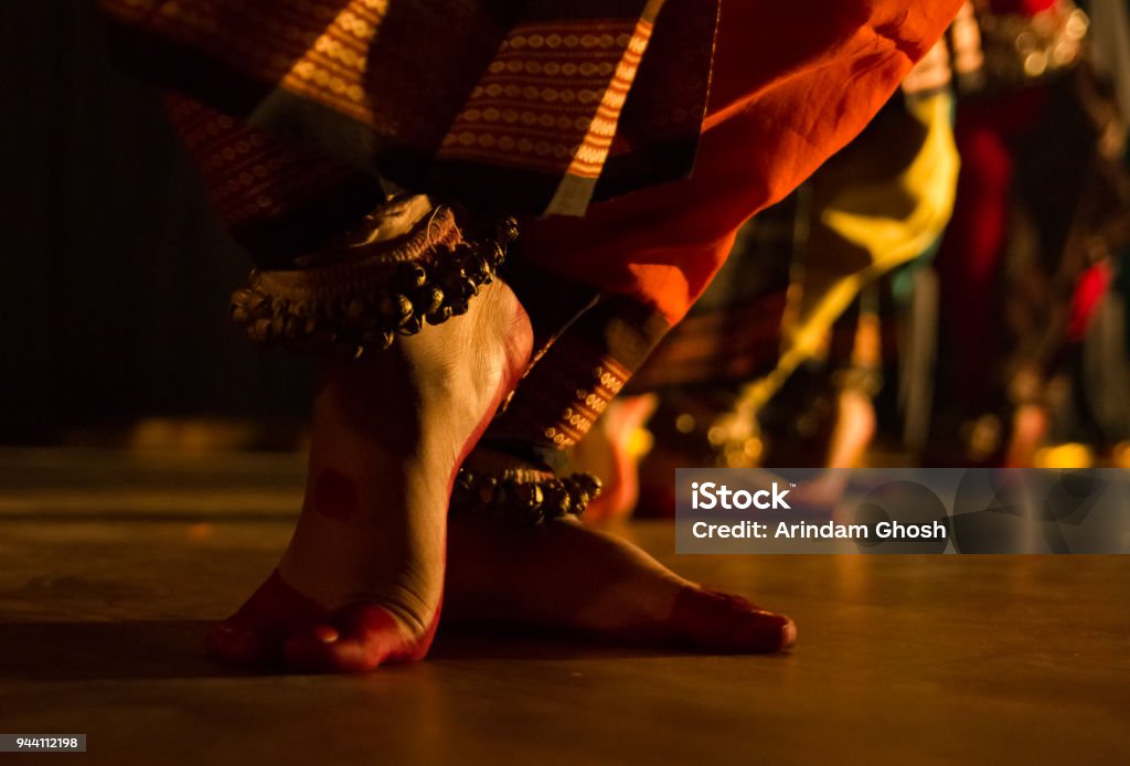 danza forma India clásica pies con ghungru bharatnatyam katthak - Foto de stock de Bailar libre de derechos