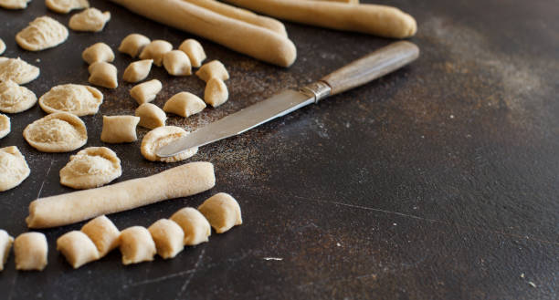 全粒小麦の小麦粉パスタ オレキエッテを作ってください。 - wheat pasta flour italy ストックフォトと画像