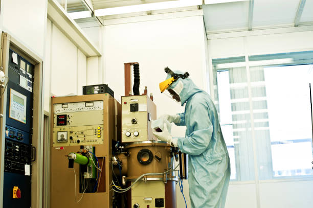 Scientist Operate The Screen of a Computerised Furnace: (Silicon) Semiconductor Fabrication in Cleanroom Silicon Wafer Under Cleanroom Fabrication photodiode stock pictures, royalty-free photos & images