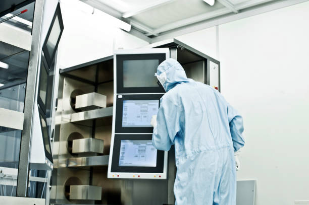 Scientist Operate The Screen of a Computerised Furnace: (Silicon) Semiconductor Fabrication in Cleanroom Silicon Wafer Under Cleanroom Fabrication photodiode stock pictures, royalty-free photos & images