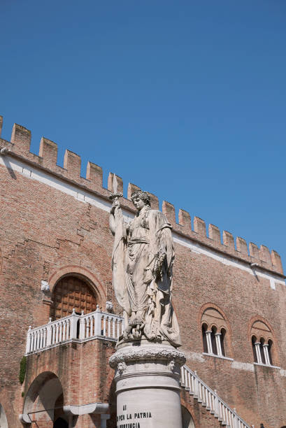 treviso, itália - tower treviso veneto palace - fotografias e filmes do acervo