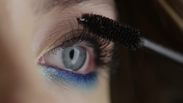 The girl uses mascara. Fashion video. Slow motion. 4K 30fps ProRes 4444