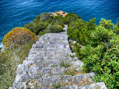 Vista de la antigua escalera de piedra conduce a Monesteroli, un pequeño pueblo de pescadores en la provincia de La Spezia, cerca de Cinque Terre, Italia photo