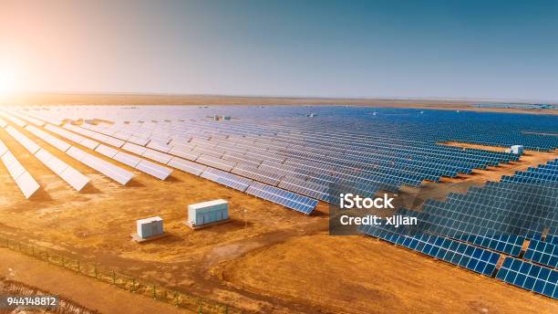 Photo libre de droit de Panneaux Solaires Dans Le Champ banque d'images et plus d'images libres de droit de Énergie solaire - Énergie solaire, Centrale thermique solaire, Panneau solaire