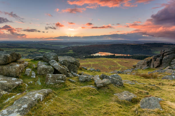 sunset over burrator reservoir from sheeps tor, dartmoor, uk - dartmoor imagens e fotografias de stock