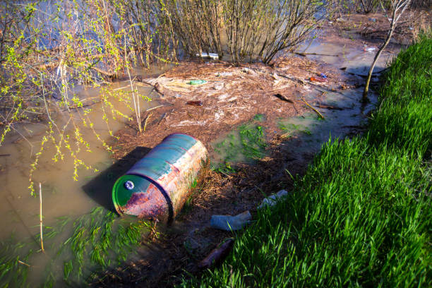 barril de produtos químicos venenosos que caiu no rio - water pollution chemical garbage plastic - fotografias e filmes do acervo