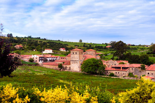 vista panorámica de santillana del mar, cantabria, españa - cueva de altamira fotografías e imágenes de stock