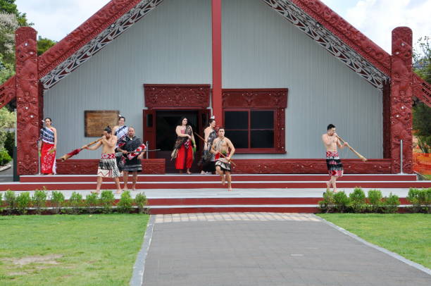 tamaki maori tänzer in tracht in whakarewarewa thermal park - haka maori tattoo traditional culture stock-fotos und bilder