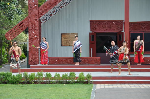 tamaki maori tänzer in tracht in whakarewarewa thermal park - haka maori tattoo traditional culture stock-fotos und bilder
