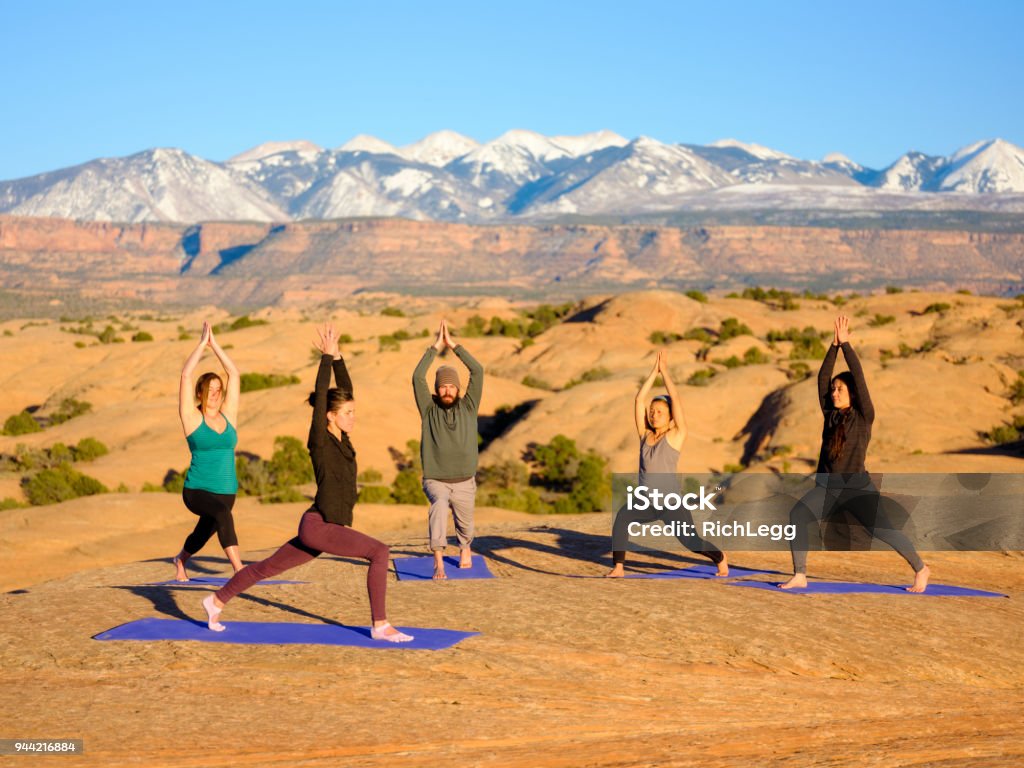 Yoga al atardecer en Moab Utah - Foto de stock de Yoga libre de derechos