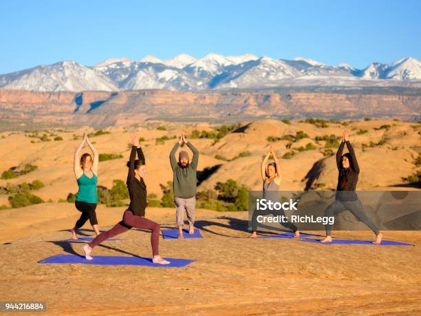 Yoga Al Atardecer En Moab Utah Foto de stock y más banco de imágenes de Yoga - Yoga, Destinos turísticos, Vacaciones - Viaje