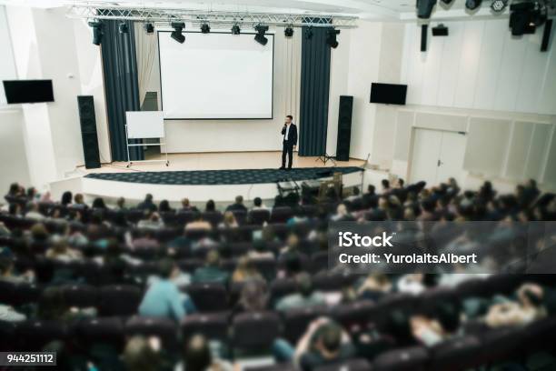 Ponente En La Conferencia De Negocios Y Presentación Audiencia La Sala De Conferencias Foto de stock y más banco de imágenes de Conferencia - Evento