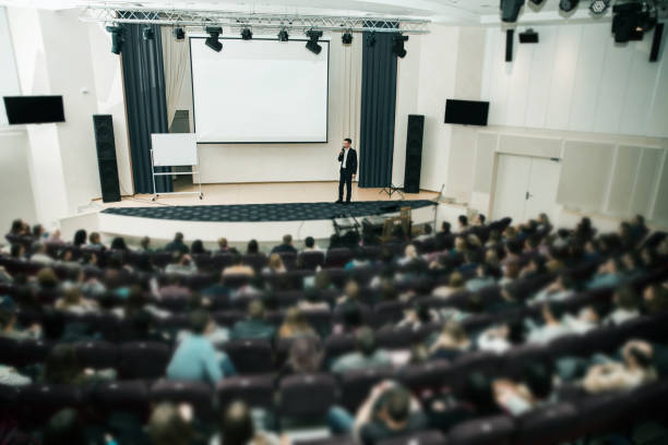 prelegent na konferencji biznesowej i prezentacji. publiczność w sali konferencyjnej - talking to audience zdjęcia i obrazy z banku zdjęć