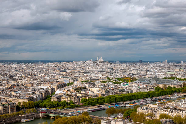 luftaufnahme von paris, vom eiffelturm, paris, frankreich - paris france roof apartment aerial view stock-fotos und bilder