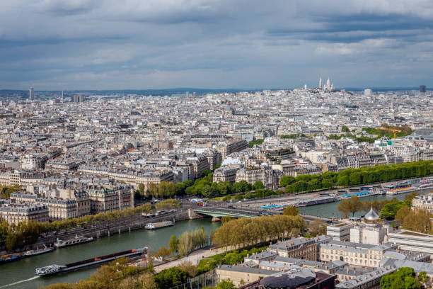 luftaufnahme von paris, vom eiffelturm, paris, frankreich - paris france roof apartment aerial view stock-fotos und bilder