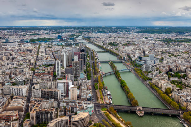 luftaufnahme von paris, vom eiffelturm, paris, frankreich - paris france roof apartment aerial view stock-fotos und bilder