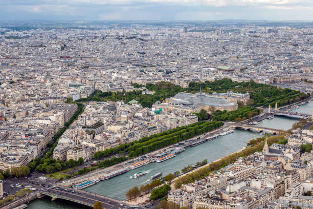 luftaufnahme von paris, vom eiffelturm, paris, frankreich - paris france roof apartment aerial view stock-fotos und bilder