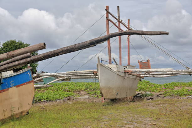 encalhado balangay ou bangka barcos-poblacion barangay praia. sipalay-filipinas. 0395 - mastro peça de embarcação - fotografias e filmes do acervo