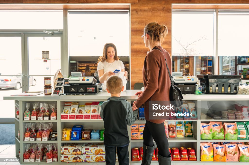Mère avec fils, faire du shopping dans un magasin d’épicerie fine - Photo de Passage en caisse libre de droits