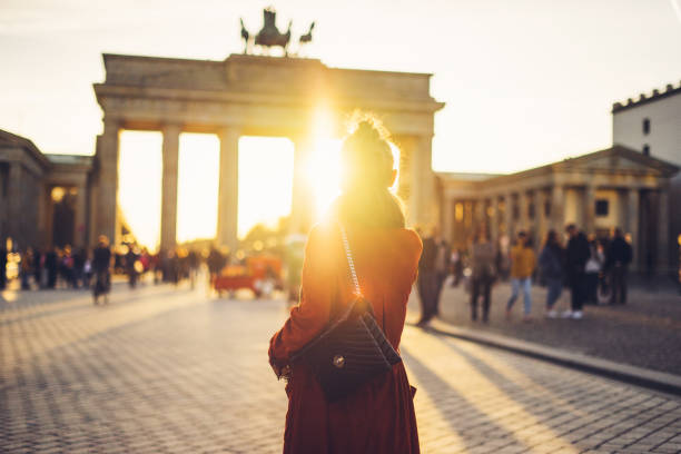 młoda kobieta przed brandenburger tor w berlinie, niemcy - city break zdjęcia i obrazy z banku zdjęć