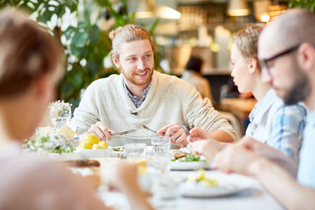 istock Lunch of friends 944293844